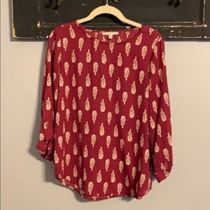 41 Hawthorn burgundy w light feather/leaf patten